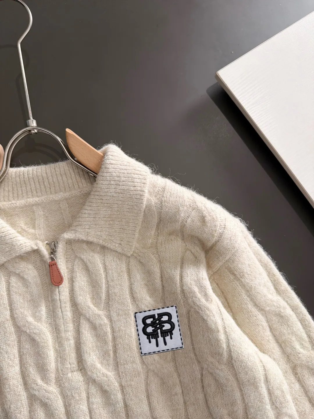 Next day shipping P195 Balenciaga high quality 2026 autumn and winter official website latest sweater, on sale at the same time at the counter Hot Sale! Specially made of wool blended fabric. It feels comfortable and can be directly in contact with the skin. The logo badge is exquisitely embroidered, which is extremely eye-catching! The details highlight the fashionable charm of big brands. Exquisite workmanship. Three-dimensional cutting style. The wearing effect is invincible and handsome! All three standards are complete! Sizes:M-3XL